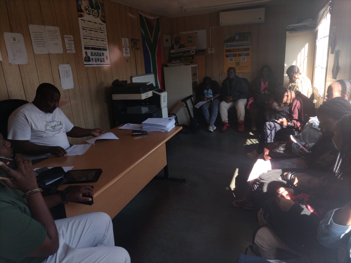 CentreforCommu1's tweet photo. 🛠️ Today in Umlazi Ward 88, our Executive Director led the #OperationSukumaSakhe War-Room meeting, driving urgent action on service delivery!
🤝 Gov depts, CSOs & community leaders united to tackle local challenges head-on. Change starts here! 💪🏾 #CCDSA #Ward88 #ServiceDelivery https://t.co/lniQbmc8sG
