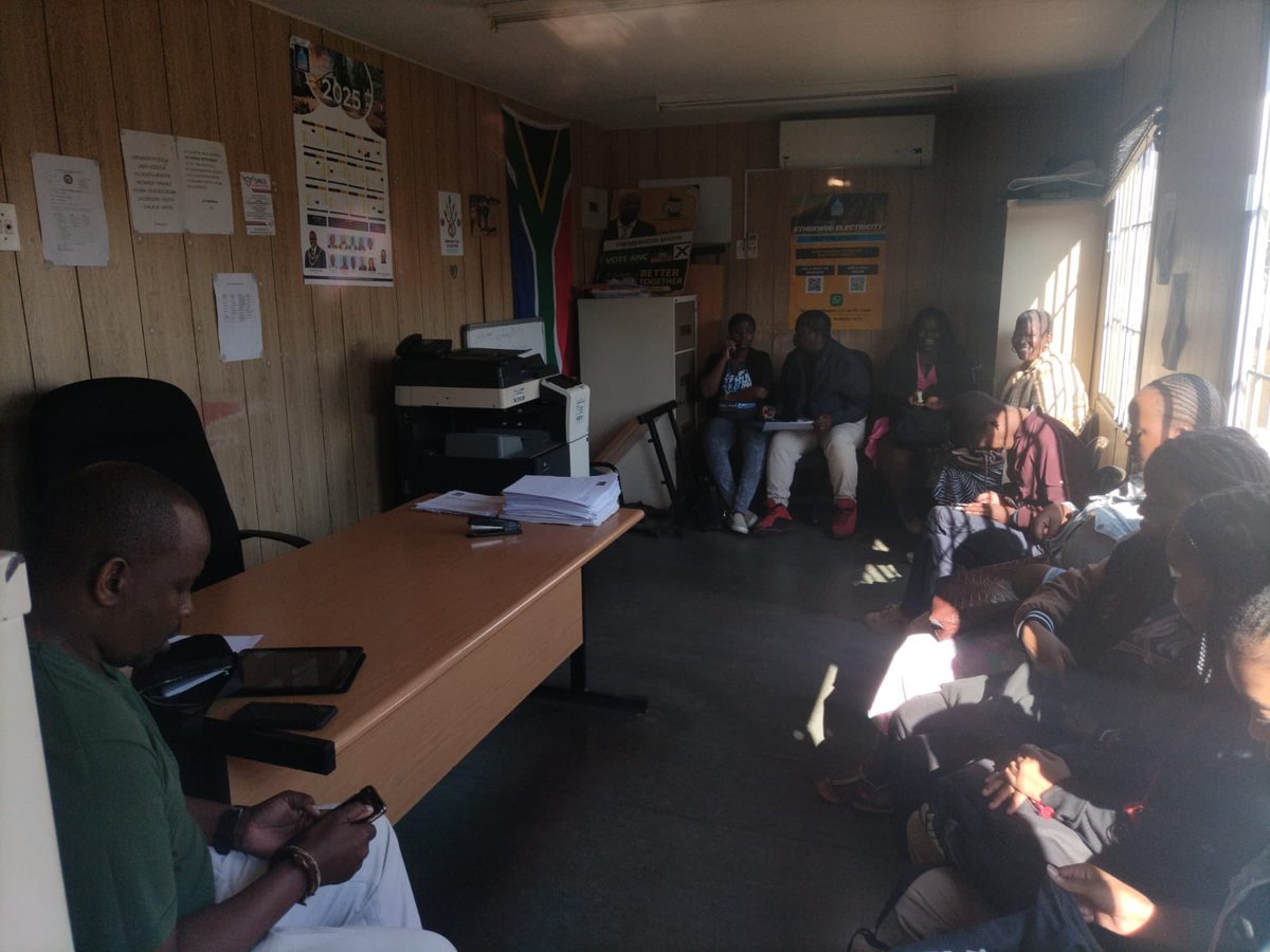 CentreforCommu1's tweet photo. 🛠️ Today in Umlazi Ward 88, our Executive Director led the #OperationSukumaSakhe War-Room meeting, driving urgent action on service delivery!
🤝 Gov depts, CSOs & community leaders united to tackle local challenges head-on. Change starts here! 💪🏾 #CCDSA #Ward88 #ServiceDelivery https://t.co/lniQbmc8sG