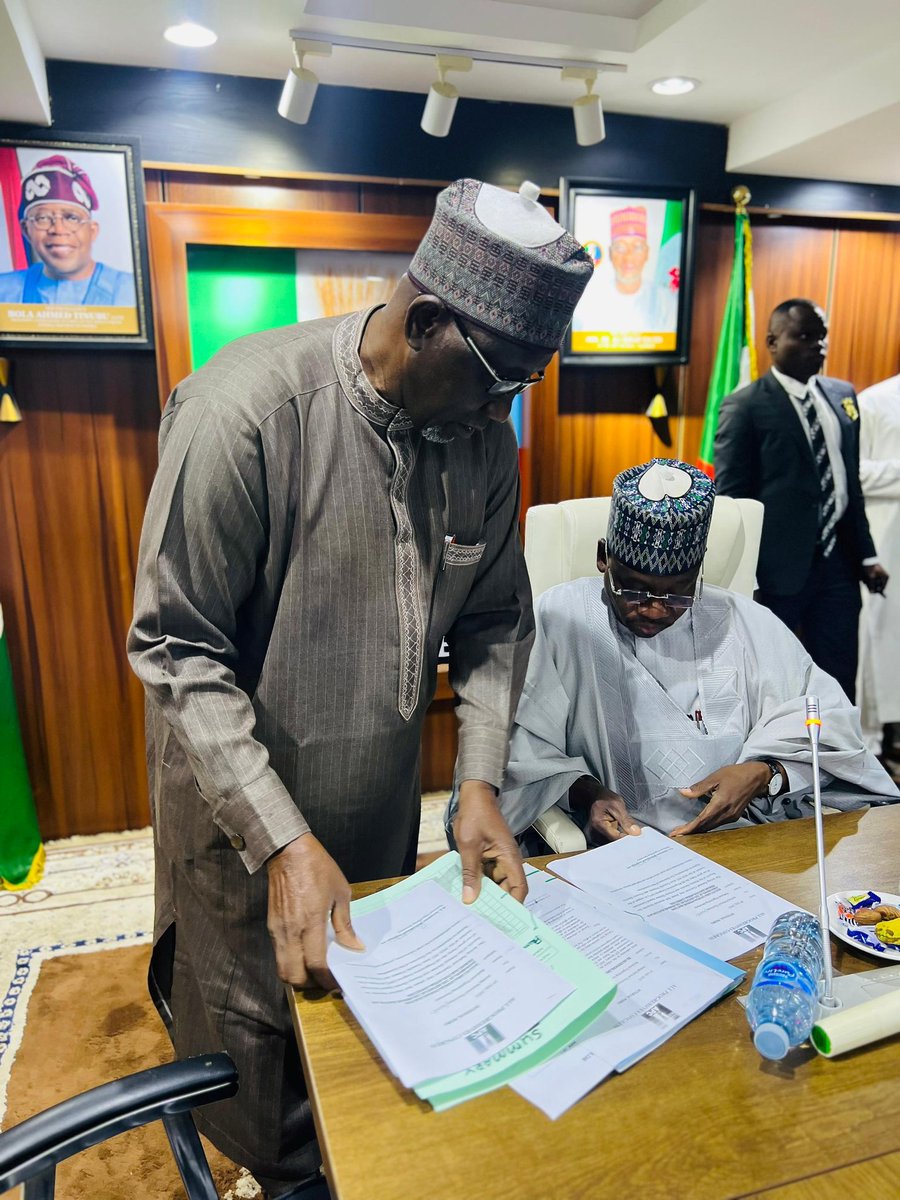 baba_adamu_'s tweet image. The Acting National Chairman of the All Progressives Congress (@OfficialAPCNg) Hon @AliBukarDalori presides over the second meeting of the National Working Committee (NWC) under his leadership at the party&apos;s National Secretariat in Abuja.