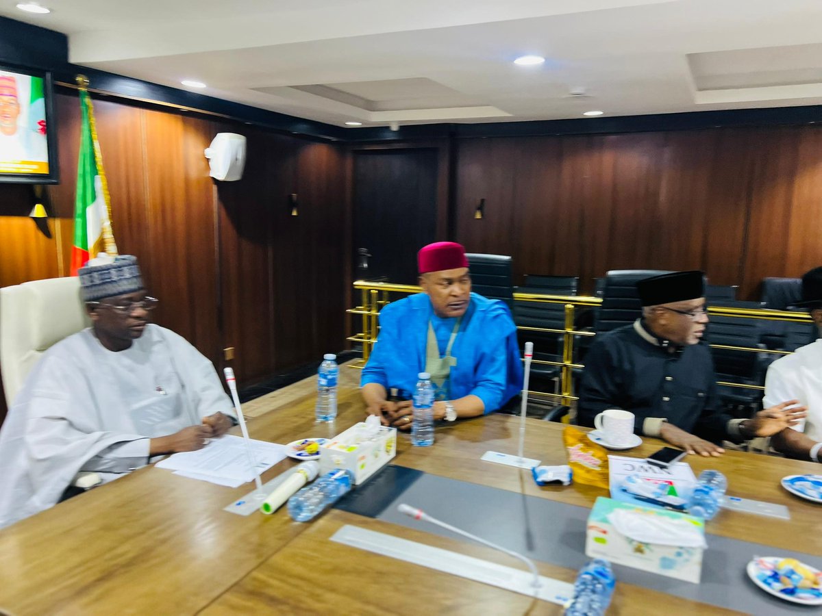 baba_adamu_'s tweet image. The Acting National Chairman of the All Progressives Congress (@OfficialAPCNg) Hon @AliBukarDalori presides over the second meeting of the National Working Committee (NWC) under his leadership at the party&apos;s National Secretariat in Abuja.