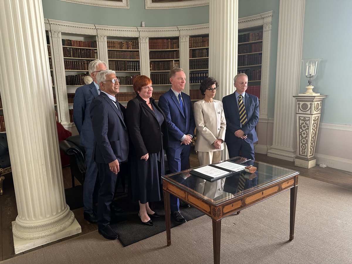 HE_ChiefExec's tweet image. Signature of MoU at Kenwood House between French Culture Minister Rachida Dati, Sir Chris Bryant on behalf of DCMS and representatives of UK heritage sector, sharing best practice on care for heritage.