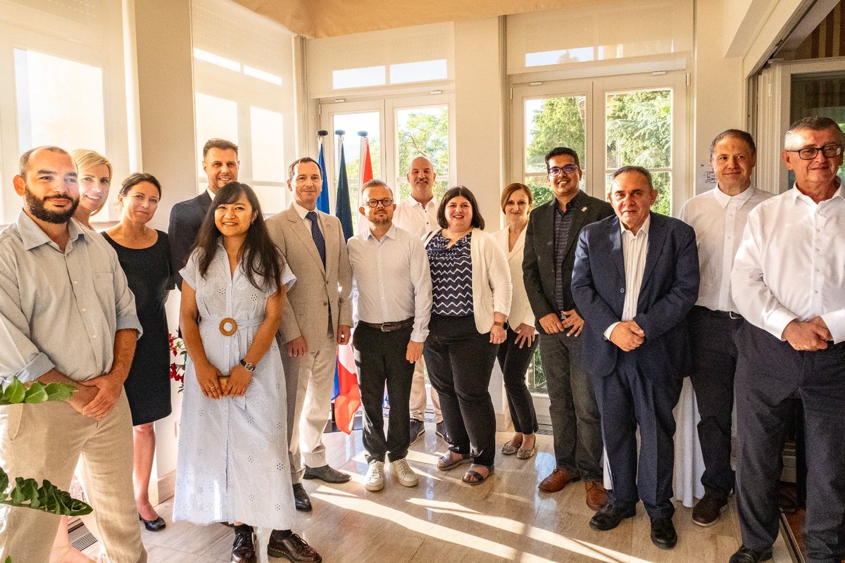 FabienFieschi's tweet photo. Très fier d’avoir accueilli à la résidence la #PME #innovante de #Toulouse VorteX-io avec ses partenaires 🇭🇷Hrvatske Vode💦pour marquer la complétion du déploiement de plus de 💯balises de surveillance des cours d’eau pour le projet #WHYLD soutenu par @EUeic 🇪🇺@EK_Hrvatska https://t.co/1ue3XklxbR