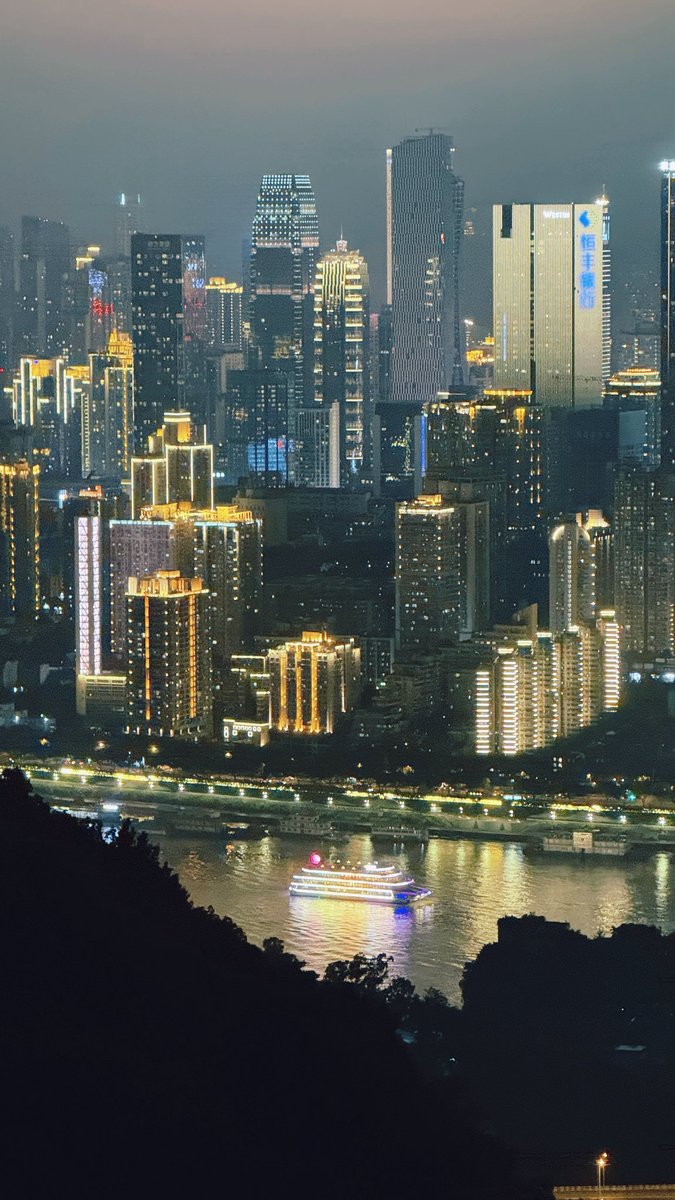 已过少年，所以入川。

光雾山的红叶需要天时，但十八月潭是随处可见。

为了这个景色可餐的火锅，再上南山。