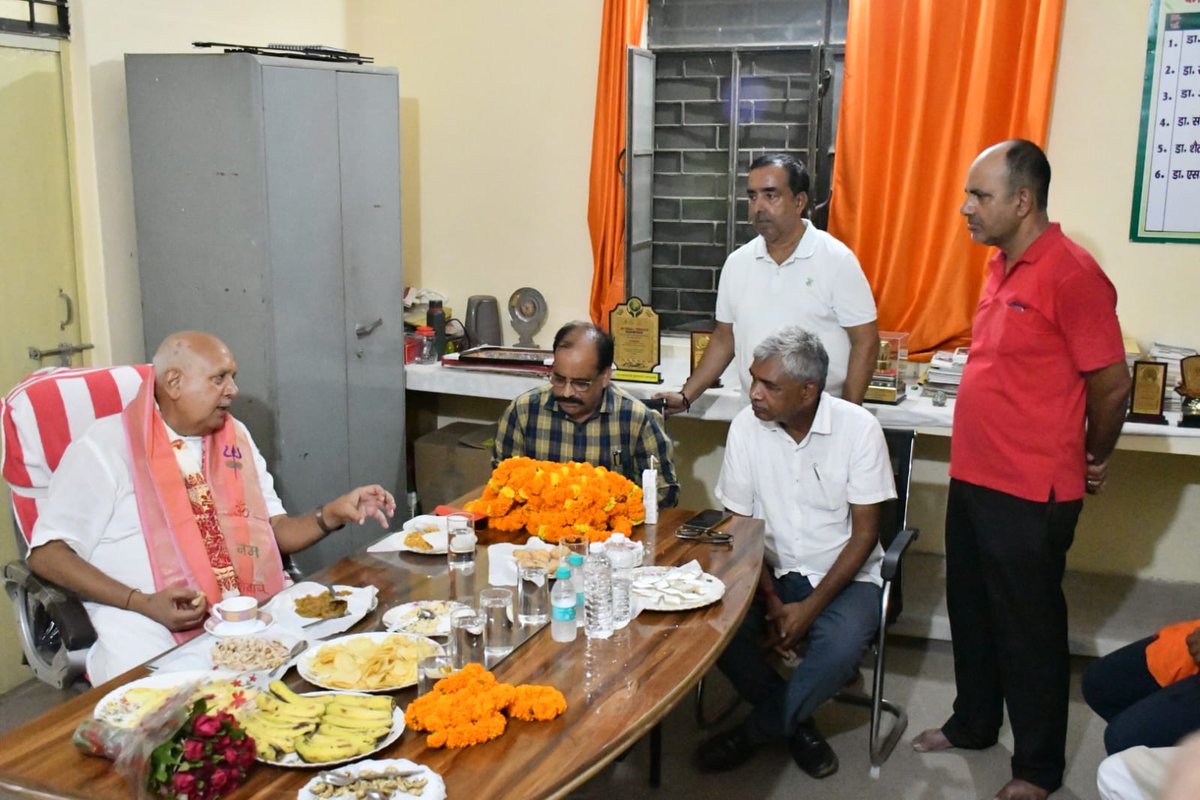एक पेड़ माँ के नाम 2.0 वृक्षारोपण महाअभियान के अंतर्गत आज जनपद गोरखपुर स्थित कृषि विज्ञान केंद्र, बेलीपार में पौधारोपण किया।

इस अवसर पर संबंधित अधिकारियों के साथ बैठक कर केंद्र में चल रहे कृषि कार्यों की प्रगति की समीक्षा की तथा किसानों की आय बढ़ाने हेतु नवीन कृषि...(1)