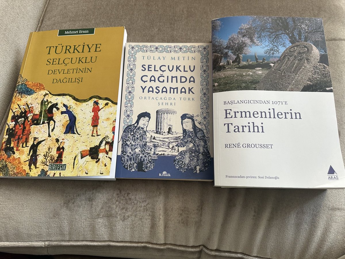 Anadolu’da kimler yaşıyormuş ve Türkler Anadoluyu kimlerden devralmış?Uydurmakla tarih olmaz olsa olsa hastalıklı bir yalan olur!
Bu üç kitap cahillere iyi gelir ama okurlarsa!