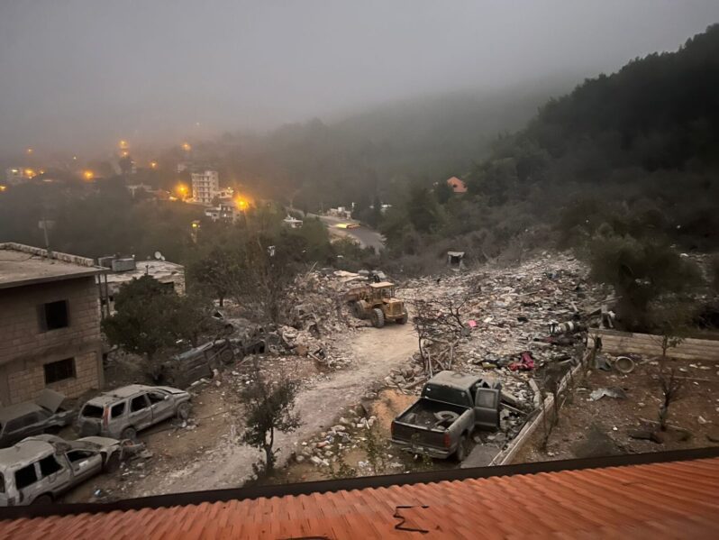 العيّنة الثانية ضمن سلسلة "فوضى معايير الإعلام في جرائم الحرب"
مجزرة أيطو: حين نسي الإعلام الضحايا وانبرى يحدّد المستهدف

تحوّل النقاش في تغطية هذه الجريمة من جوهر الفعل الإجرامي إلى مواضيع جانبية. فتركّزت الجهود مثلًا على محاولة تحديد ما إذا كان هناك شخص مستهدف بالاسم، مع تجاهل