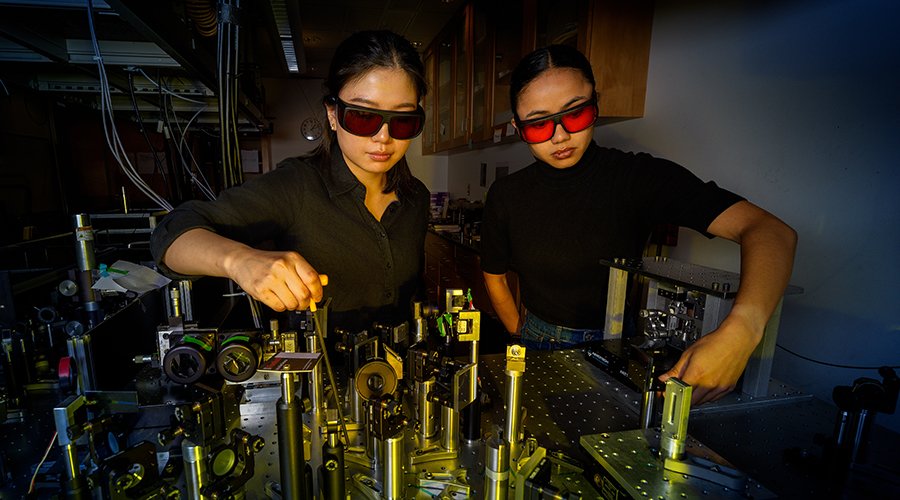 UChicagoPME's tweet image. New research on quantum dots—tiny semiconductor nanocrystals that harness quantum mechanics to release energy as light—could lay the groundwork for better infrared cameras, television screens, and solar cells.

🔬Read more: pme.uchicago.edu/news/understan…

#QuantumMaterials…
