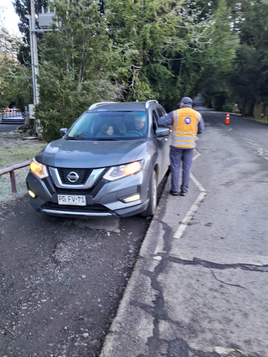 🚨 En conjunto con <a href="/CarabLosLagos/">Carabineros Región de Los Lagos</a> realizamos controles de tránsito en:

📍 Tenencia carretera Llanquihue
📍 Termas Aguas Calientes, Puyehue
📍 Costanera de Dalcahue

Revisamos condiciones técnicas, documentación y seguridad en ruta.
¡Seguimos trabajando por una #MovilidadSegura