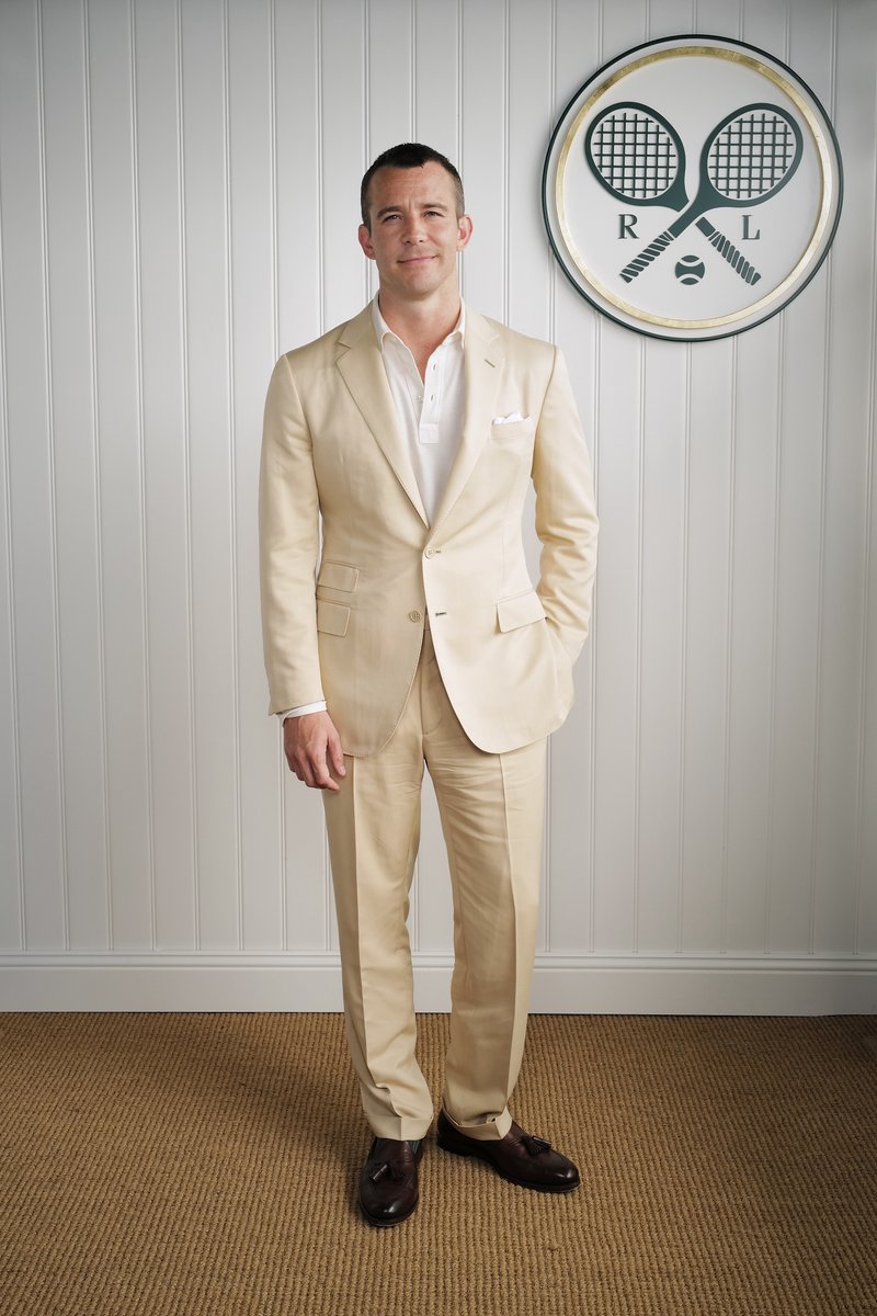 BritishVogue's tweet photo. #Bridgerton's New Leading Man, #LukeThompson, Arrives At #Wimbledon: https://t.co/GASSGxoyz2 https://t.co/YrPoCSOMHW