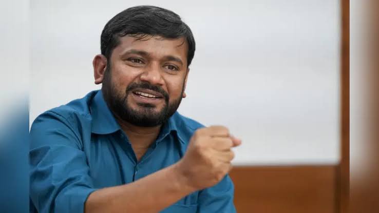 ComradeMalal's tweet photo. सीताराम येचुरी ने भी JNUSU के अध्यक्ष पद से अपना राजनैतिक करियर शुरू किया था। और जब मरे तब निर्विरोध सीपीएम के महासचिव थे । UPA सरकार में खूब दख़ल रही । सोनिया गांधी के किचन कैबिनेट में कई उनके लोग थे। स्वयं दुनियाभर के कम्युनिस्टों के बीच में सुप्रसिद्ध।

इसके उलट ये आदमी शुरू से ही अवसरवादी रहा। यूनिवर्सिटी में जातियों के विनाश की बात की और JNU से निकलते ही पहला चुनाव लड़ने स्वजातीय बहुल क्षेत्र में पहुँच गया। पटना आया तो सबसे पहले जाकर लालू का पैर छुआ। उस लालू के जिस के सांसद ने  JNU के ही छात्र नेता की हत्या की थी।

हारने के बाद CPI को ज़्यादा ग्लैमरस पार्टी ना पाकर। कांग्रेस में चला गया। 

पीएचडी होल्डर है लेकिन आप कोई इसका स्पीच नहीं बता सकते जो किसी विषय पर उल्लेखनीय हो। सालों बाद किसी को याद आए।

TV पे भेड़िया धसान करने। अन्य प्रवक्ताओं के साथ जुबानी कुश्ती करने , नरेंद्र मोदी को तरह तरह से मुँह बना के गाली देने के अलावा कुछ याद करने लायक़ नहीं है।  

सड़कछाप भाषा है पर कभी सड़क पर संघर्ष करते नहीं दिखा। 

आज इस आदमी को महज़ एक गाड़ी पर चढ़ने के लिए धक्का खाते देखकर बुरा लगा। पर इससे ज़्यादा कुछ ये डिजर्व भी नहीं करता।