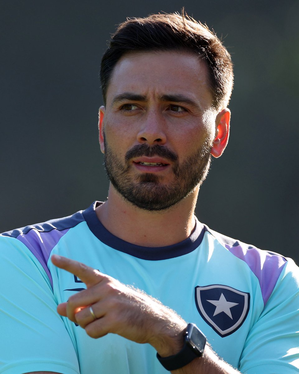 Davide Ancelotti é encarado como um “arma” para atrair jogadores no mercado.

Pela experiência do italiano em grandes clubes e trabalhava diretamente com Carlo Ancelotti, comandante da Seleção Brasileira.

— <a href="/geglobo/">ge</a>