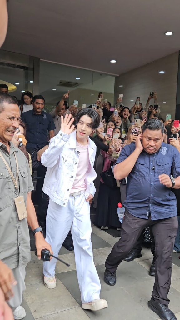 the bodyguards reaction when engenes screamed loudly for jake😭