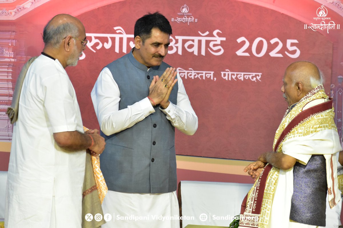 Sandipani Vidyaniketan (@sandipanipbr) on Twitter photo सांदीपनि गुरु गौरव अवॉर्ड समारोह में <a href="/PPBhaishri/">Bhaishri Rameshbhai Oza</a> एवं गुजरात विधानसभा के माननीय अध्यक्षश्री <a href="/ChaudhryShankar/">Shankar Chaudhary</a> के करकमलों से वेद एवं भारतीय संस्कृति की रक्षा में जीवन समर्पित करनेवाले शास्त्री श्री चन्द्रकान्त कपिलाशंकर भट्ट, चांदोद का संस्कृत सारस्वत सन्मान से भावपूजन हुआ। सांदीपनि गुरु गौरव अवॉर्ड समारोह में <a href="/PPBhaishri/">Bhaishri Rameshbhai Oza</a> एवं गुजरात विधानसभा के माननीय अध्यक्षश्री <a href="/ChaudhryShankar/">Shankar Chaudhary</a> के करकमलों से वेद एवं भारतीय संस्कृति की रक्षा में जीवन समर्पित करनेवाले शास्त्री श्री चन्द्रकान्त कपिलाशंकर भट्ट, चांदोद का संस्कृत सारस्वत सन्मान से भावपूजन हुआ।