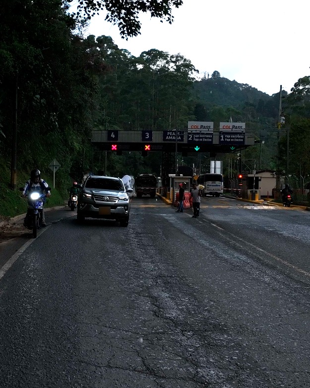 elefantescol's tweet image. Hace 11 meses advertí del riesgo de colapso de la Troncal del Café, @ANI_Colombia guardó silencio pa' no exigirle a Covipacífico quien aún era responsable contractual.
Eso sin contar q anunciaron arreglar el daño dizque en 5 meses, pero a 1 mes largo del anuncio ni han empezado.