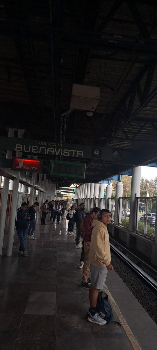 davidlozla's tweet photo. @MetroCDMX Linea B ¿¡qué pedo!? Ya ni porque uno se levanta temprano. Casi 10 minutos esperando en Villa de Aragón https://t.co/pUBb01YUUy