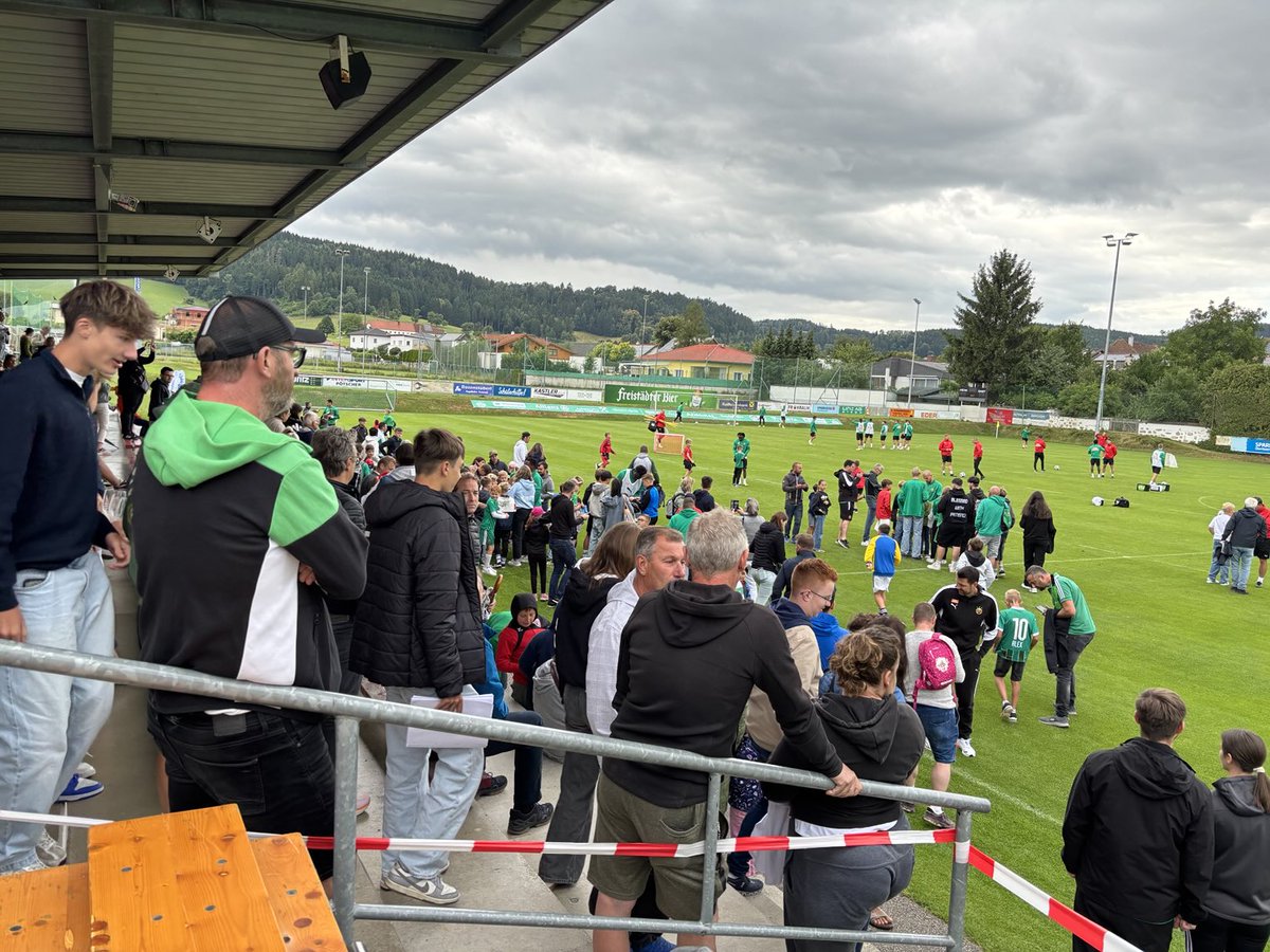 AlexHuber81's tweet image. Großer Ansturm in #Freistadt, um am Ende des @skrapid-Trainings die ersten Autogramme zu ergattern. Das wird jetzt länger dauern…
#FriedlicherPlatzsturm