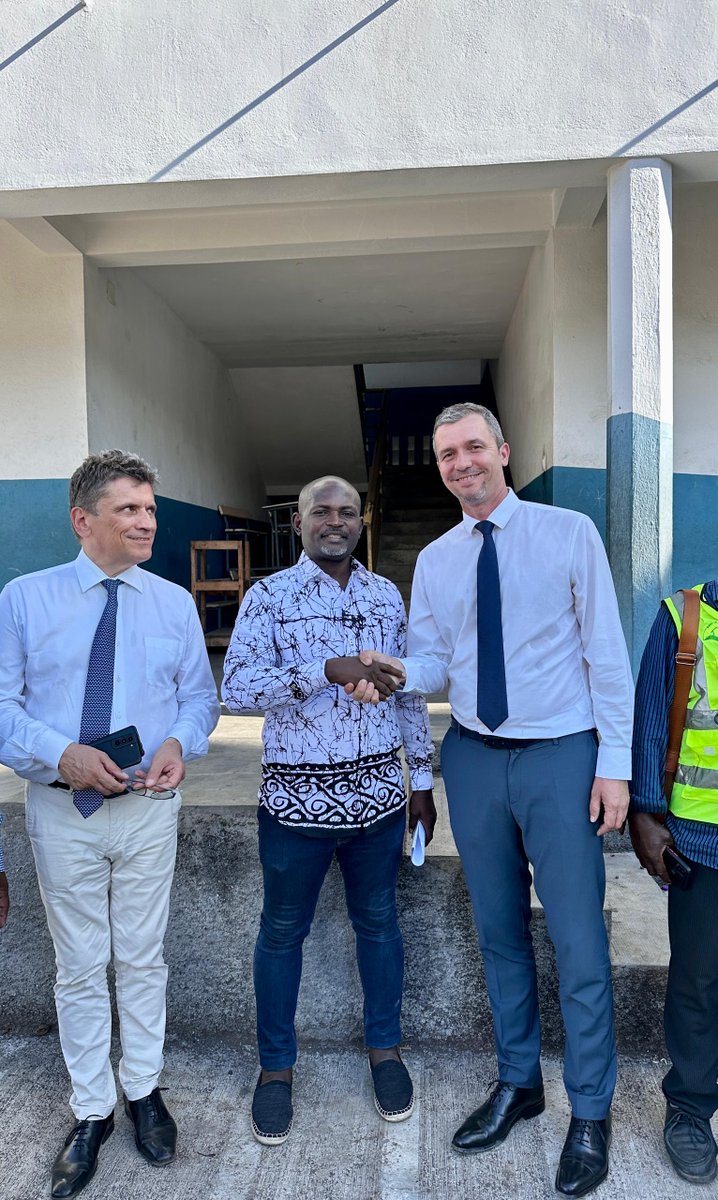 La France aux Comores 🇫🇷 🇪🇺 (@ambafrancekm) on Twitter photo Au lendemain des Assises de l’Éducation, le représentant du PR français Jérémie Robert et le ministre Bacar Mvoulana ont visité le chantier de rénovation de l’école primaire Sanfil et de l’école rénovée La Coulée 2 à Moroni 🏫
Projet soutenu par la 🇫🇷 via l’<a href="/AFD_France/">Agence Française de #Développement (AFD) 🇫🇷 🇪🇺</a> Au lendemain des Assises de l’Éducation, le représentant du PR français Jérémie Robert et le ministre Bacar Mvoulana ont visité le chantier de rénovation de l’école primaire Sanfil et de l’école rénovée La Coulée 2 à Moroni 🏫
Projet soutenu par la 🇫🇷 via l’<a href="/AFD_France/">Agence Française de #Développement (AFD) 🇫🇷 🇪🇺</a>