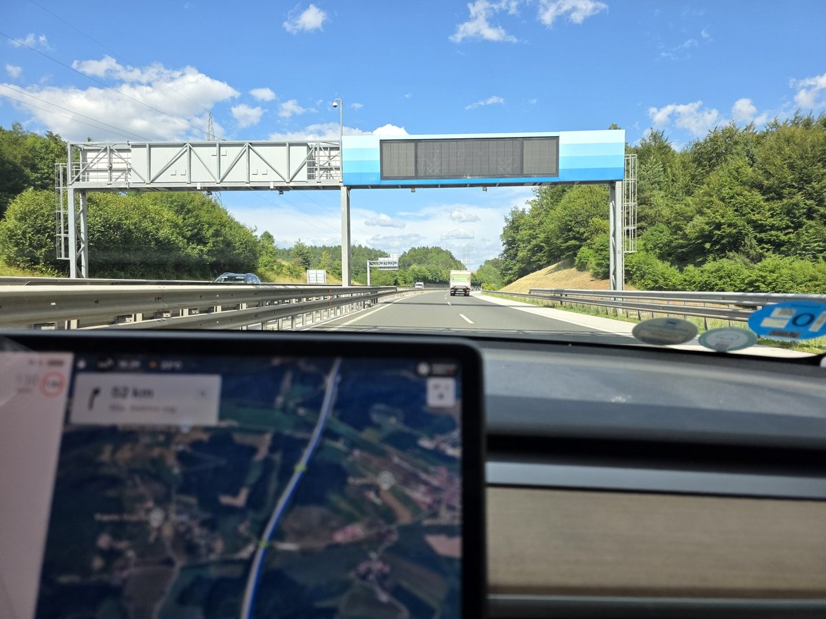 juk's tweet image. No se puede viajar en eléctrico.

Mientras tanto en Eslovenia...