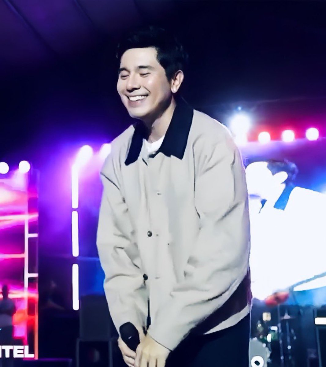 pauloovvee's tweet photo. i really love seeing you this happy 🤧 pero bakit ang extra pogi mo??? anong meron sa cebu? https://t.co/XFkosJuhSp