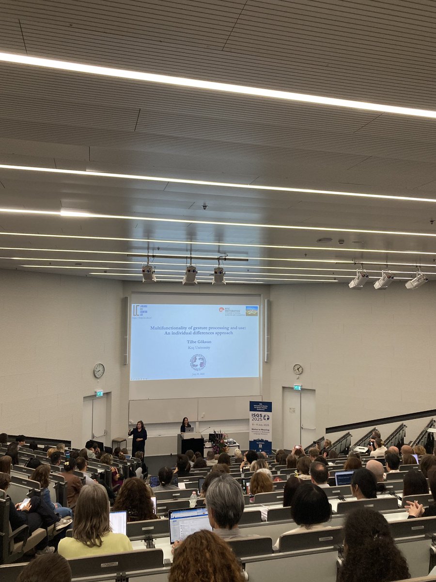 isgs2025's tweet image. Full room for Tilbe Göksun’s keynote on multifunctionality of gesture processing &amp;amp; use with an individual differences approach #ISGS2025 

@GoksunTilbe