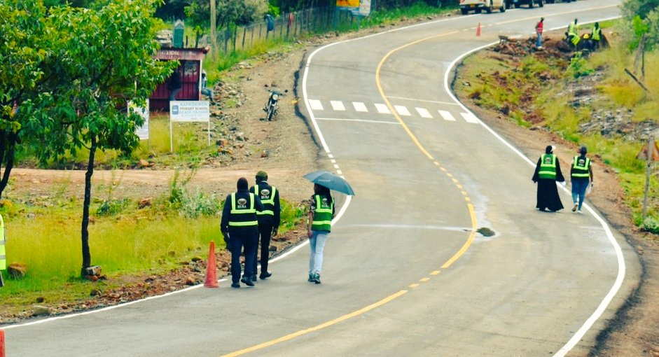 vinchenzowan's tweet photo. @KURAroads @MuriraKinoti 🚸 Children walk here.
🚫 No sidewalks.
🚫 No cycle lanes.
🚫 No school zone signage.
🚫 No speed bumps/ rumble strips.

This isn’t just poor planning—it’s dangerous.

Safe roads must include everyone, especially the most vulnerable.

#RoadSafety #VRUs
#walking #cycling https://t.co/MPxTkglPN9