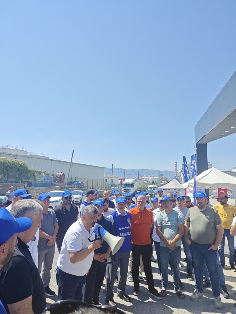 petrolis_merkez's tweet photo. Gübretaş Grevimiz Kararlılıkla Sürüyor, Dayanışma Ziyaretleri Devam Ediyor.  Genel Merkez ve Şube Yöneticilerimiz Bugün Grev Alanına Dayanışma Ziyareti Gerçekleştirdi
https://t.co/nW0Rb7msam https://t.co/eNjOVIbVq3