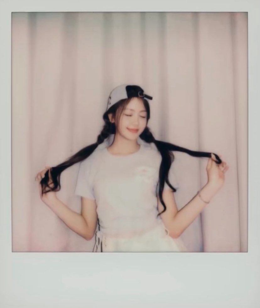 • 📸 | Sessão de fotos de Carmen com Sheng Sheng.

#CARMEN #카르멘 
#Hearts2Hearts #하츠투하츠