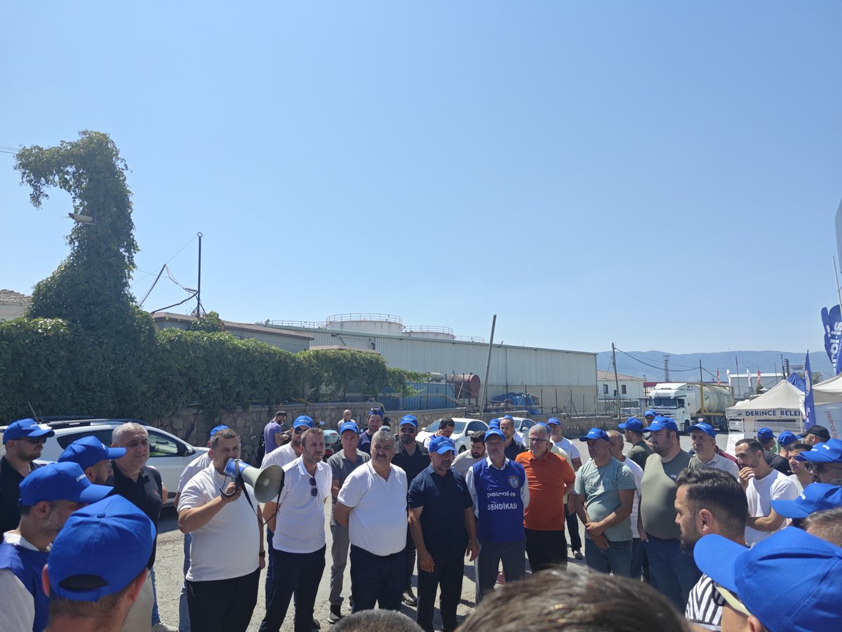 petrolis_merkez's tweet photo. Gübretaş Grevimiz Kararlılıkla Sürüyor, Dayanışma Ziyaretleri Devam Ediyor.  Genel Merkez ve Şube Yöneticilerimiz Bugün Grev Alanına Dayanışma Ziyareti Gerçekleştirdi
https://t.co/nW0Rb7msam https://t.co/eNjOVIbVq3