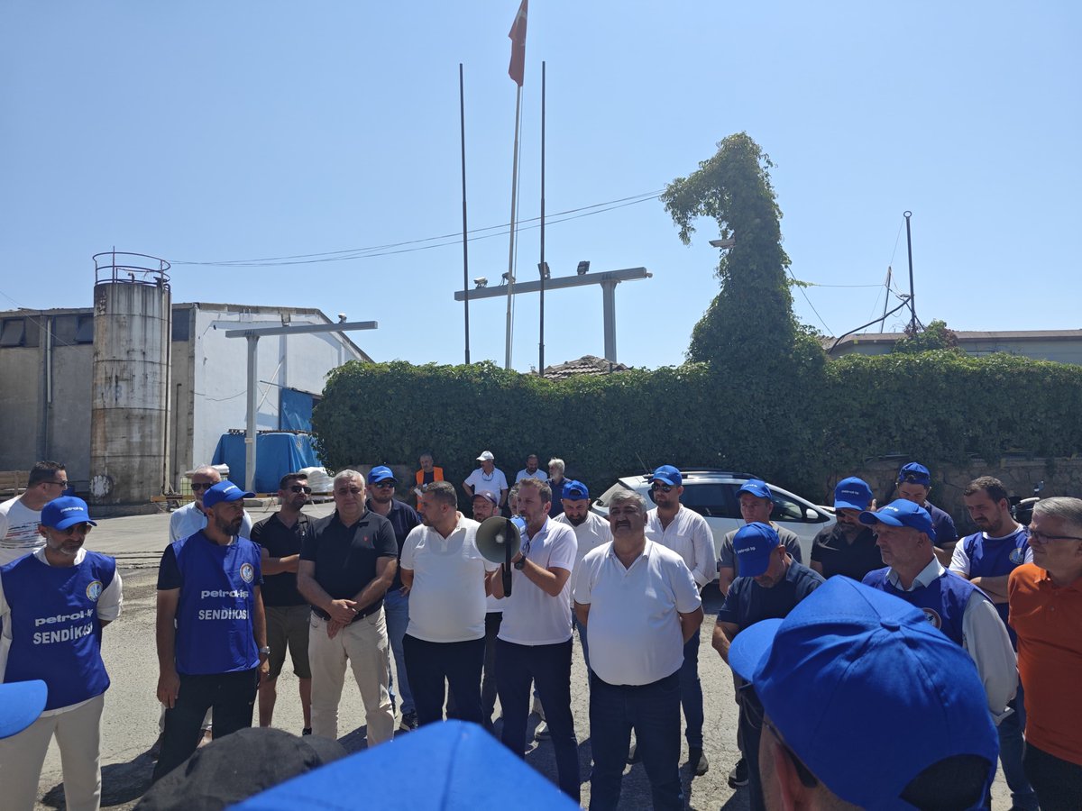 petrolis_merkez's tweet photo. Gübretaş Grevimiz Kararlılıkla Sürüyor, Dayanışma Ziyaretleri Devam Ediyor.  Genel Merkez ve Şube Yöneticilerimiz Bugün Grev Alanına Dayanışma Ziyareti Gerçekleştirdi
https://t.co/nW0Rb7msam https://t.co/eNjOVIbVq3