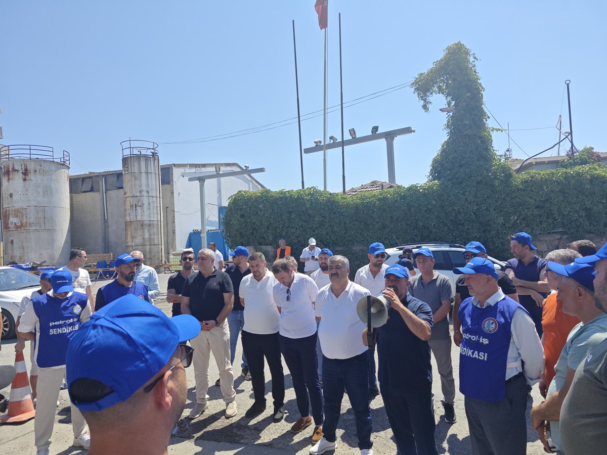petrolis_merkez's tweet photo. Gübretaş Grevimiz Kararlılıkla Sürüyor, Dayanışma Ziyaretleri Devam Ediyor.  Genel Merkez ve Şube Yöneticilerimiz Bugün Grev Alanına Dayanışma Ziyareti Gerçekleştirdi
https://t.co/nW0Rb7msam https://t.co/eNjOVIbVq3