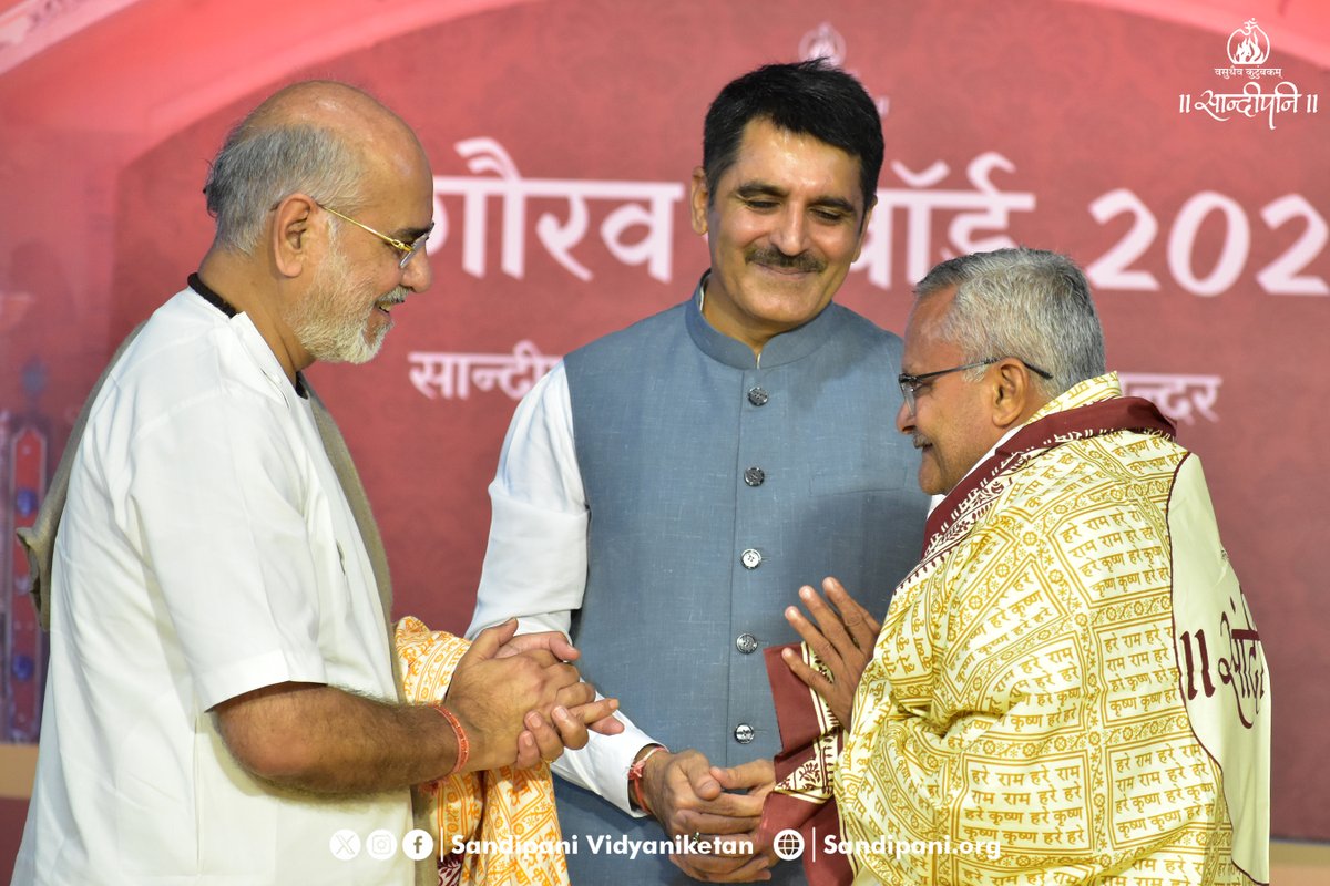 Sandipani Vidyaniketan (@sandipanipbr) on Twitter photo सांदीपनि गुरु गौरव अवॉर्ड समारोहमें <a href="/PPBhaishri/">Bhaishri Rameshbhai Oza</a> एवं गुजरात विधानसभा के अध्यक्षश्री <a href="/ChaudhryShankar/">Shankar Chaudhary</a> जी के करकमलों से जिन्होंने अनेक प्रशिक्षकों को प्रशिक्षण दिया ऐसे जिल्ला शिक्षण & तालीम भवन भावनगर के प्राचार्य श्रीहिरेनभाई भट्ट का शिक्षण-प्रशिक्षण सारस्वत सन्मान से भावपूजन हुआ। सांदीपनि गुरु गौरव अवॉर्ड समारोहमें <a href="/PPBhaishri/">Bhaishri Rameshbhai Oza</a> एवं गुजरात विधानसभा के अध्यक्षश्री <a href="/ChaudhryShankar/">Shankar Chaudhary</a> जी के करकमलों से जिन्होंने अनेक प्रशिक्षकों को प्रशिक्षण दिया ऐसे जिल्ला शिक्षण & तालीम भवन भावनगर के प्राचार्य श्रीहिरेनभाई भट्ट का शिक्षण-प्रशिक्षण सारस्वत सन्मान से भावपूजन हुआ।