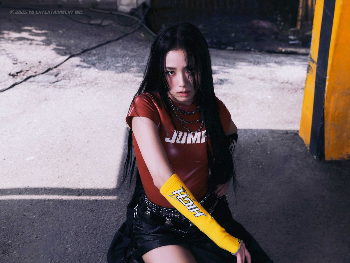 NEWSJISOO's tweet photo. #JISOO visual cut for ‘Jump’. https://t.co/D51FTwKhX7