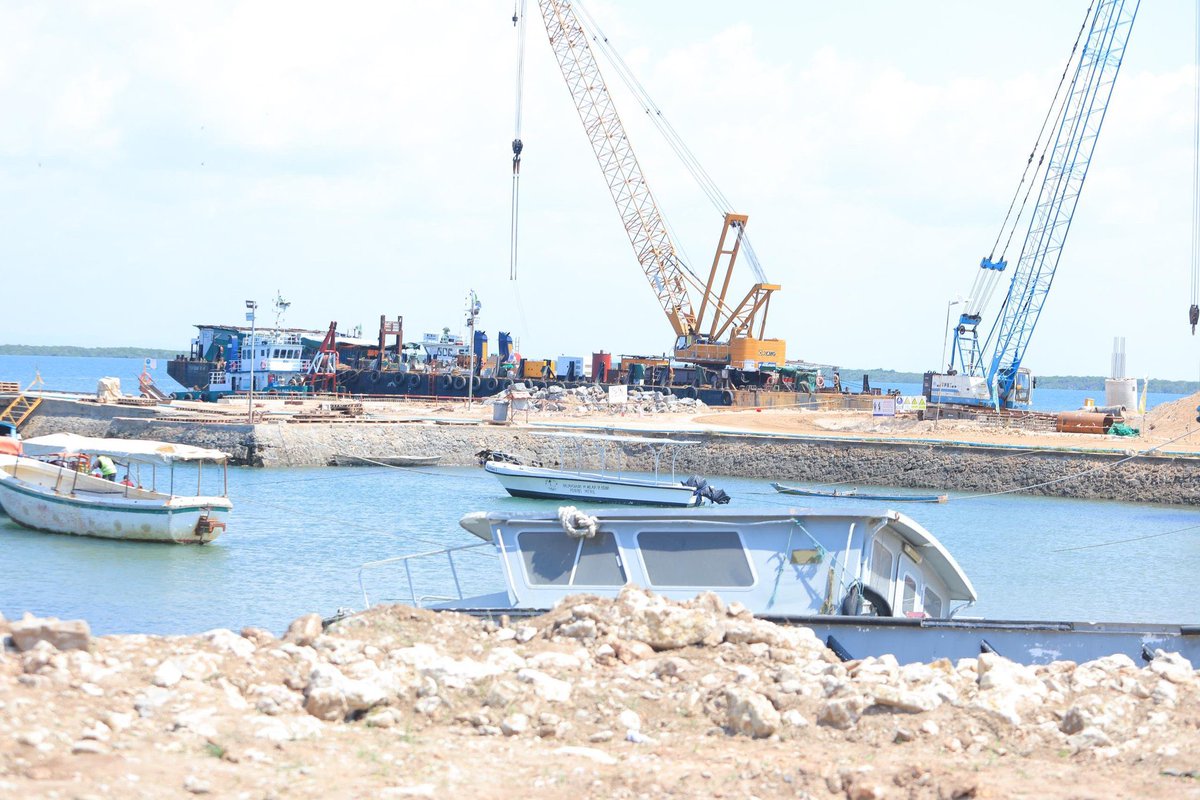 Serikali inaendelea na ujenzi wa mradi wa Bandari ya Uvuvi Kilwa Masoko wenye thamani ya Shilingi bilioni 279.5 ambao umefikia asilimia 81.9. 

Ajira 30,000 zitazalishwa.

#TikiKwaSamia 
#MamaYukokazini 
#MamaAnafanikisha