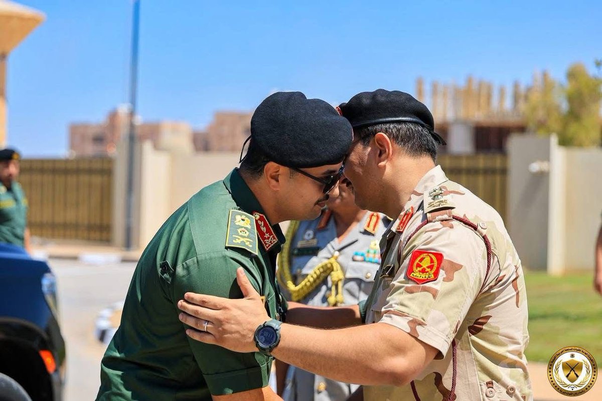 rg1k1's tweet photo. لقد ذكرني هذا المشهد بمسرحية غربة وعبقرية الماغوط في تصوير تفاصيل الأحداث بعد ضياع الكرم، والحزن الذي أصاب أهل الضيعة حتى أصبحوا يجتمعون في ساحة الضيعة يحتسون الخمر ويتصافحون ويتعانقون في كل ساعة وكأنهم غرباء لا يعرفون بعضهم .

امامكم مشهد من ضيعة غربة بعد ان ضاع الوطن.

#ولد_الوشامة_يهين_العدالة