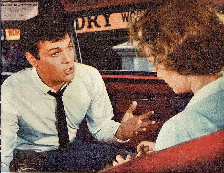 Buenos y románticos días para celebrar los 65 años de una de esas pelis de buen rollo y mejores amores que tantas tardes de sofá nos han dado. Debbie Reynolds y Tony Curtis estaban allá por 1960 "Perdidos en la gran ciudad".  #Clasicazo