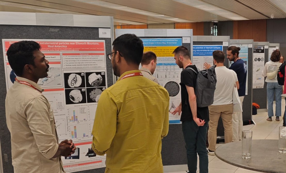 The FLUX Team (ERC Project) (@amgc_flux_team) on Twitter photo The team is happy to be presenting at <a href="/goldschmidt2025/">Goldschmidt2025</a>! On Tuesday, Clara, Deepak, Jannes and Julius presented posters on their analysis of various new micrometeorite collections, plus some interesting new cosmochemical data! ☄️ The team is happy to be presenting at <a href="/goldschmidt2025/">Goldschmidt2025</a>! On Tuesday, Clara, Deepak, Jannes and Julius presented posters on their analysis of various new micrometeorite collections, plus some interesting new cosmochemical data! ☄️