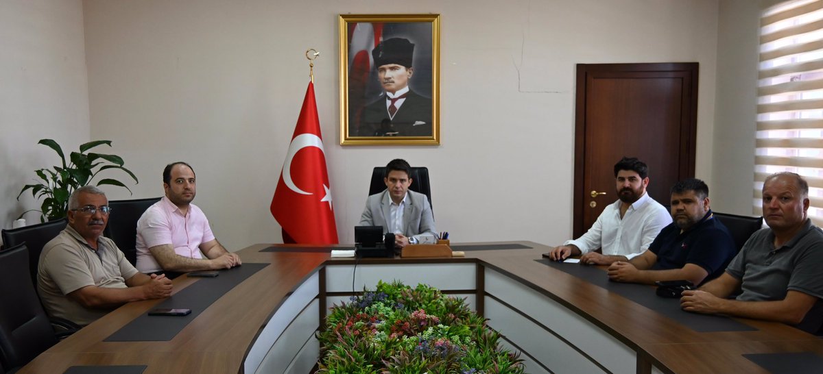T.C. Derik Kaymakamlığı (@derikkaymakam) on Twitter photo 🫒 Kaymakamımız <a href="/yemrebayrakli/">Yunus Emre Bayraklı</a>, Mardin B.B. Tarımsal Hizmetler Daire Başkanı Kutbettin Yavuz, MARSU Projeler Şube Müdürü Zeynettin Yaman ve muhtarlarımızla birlikte ilçemiz zeytin ağaçları sulama projelerine yönelik toplantı gerçekleştirildi.
<a href="/TC_icisleri/">T.C. İçişleri Bakanlığı</a>
<a href="/Mardin_Valiligi/">Mardin Valiliği</a> 🫒 Kaymakamımız <a href="/yemrebayrakli/">Yunus Emre Bayraklı</a>, Mardin B.B. Tarımsal Hizmetler Daire Başkanı Kutbettin Yavuz, MARSU Projeler Şube Müdürü Zeynettin Yaman ve muhtarlarımızla birlikte ilçemiz zeytin ağaçları sulama projelerine yönelik toplantı gerçekleştirildi.
<a href="/TC_icisleri/">T.C. İçişleri Bakanlığı</a>
<a href="/Mardin_Valiligi/">Mardin Valiliği</a>