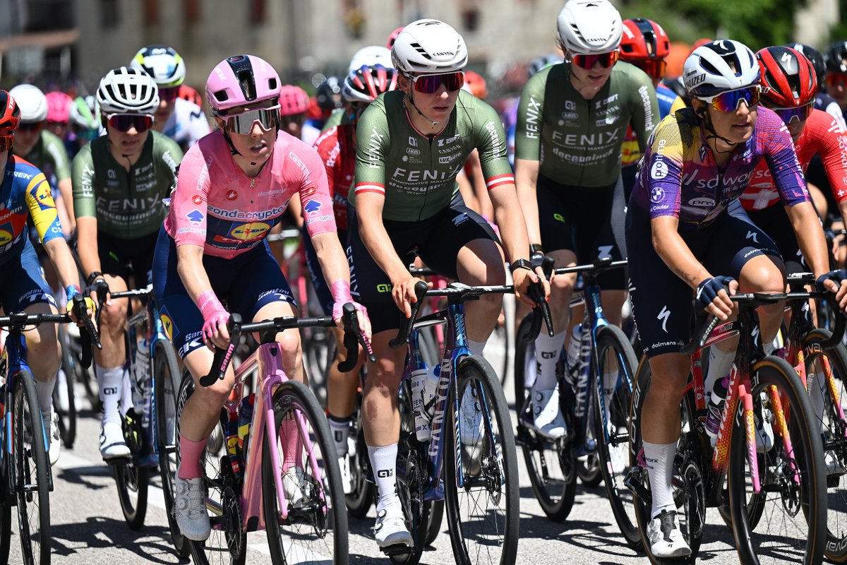 FenixDeceuninck's tweet image. A tough mountain stage with over 2,700 meters of climbing and a brutal uphill finish: 11 km at an average of 7.5%, with ramps up to 11% near the top.
This resulted in a 5th place for Pauliena and a top-10 finish for Yara.
#FenixDeceuninck #VerdeComodoro #GirodItaliaWomen