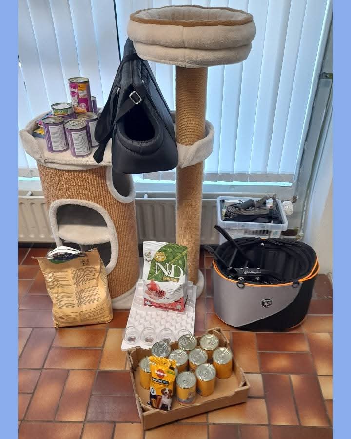 DierenvbUtrecht's tweet photo. Bijzondere mensen ontmoet en fijne gesprekken gevoerd deze uitgifte dagen. Dankbaar voor gebrachte en opgehaalde donaties van @StichtingMoHuKa @picnic inzamelpunten Dierenkliniek #OoginAl @DierenDoktersU en dierenliefhebbers.
Er wordt weer genoten van al het voer, lekkers en https://t.co/UFs8nH2zqa