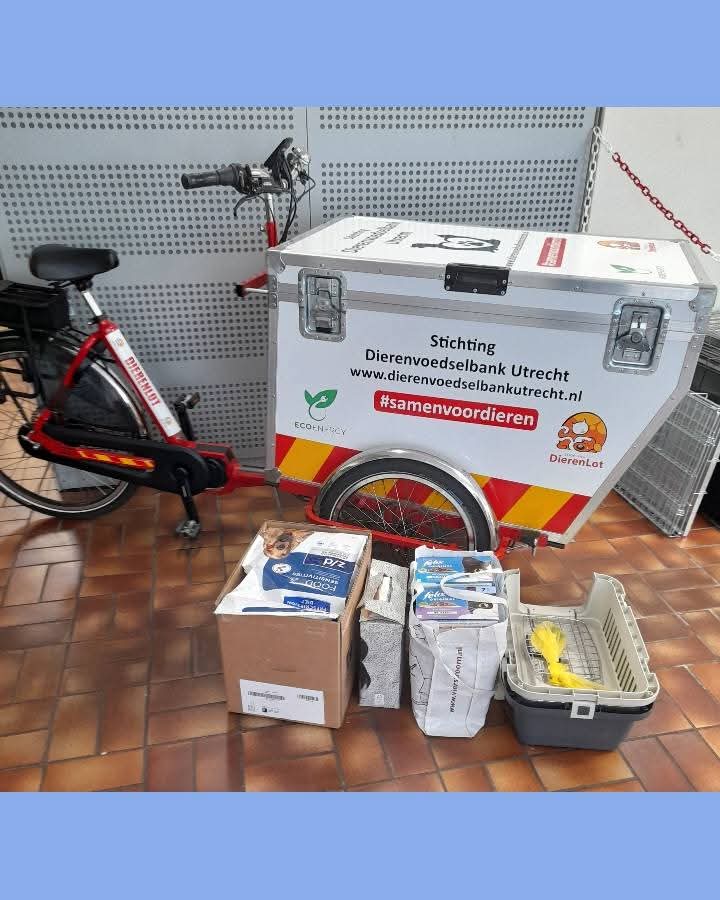 DierenvbUtrecht's tweet photo. Bijzondere mensen ontmoet en fijne gesprekken gevoerd deze uitgifte dagen. Dankbaar voor gebrachte en opgehaalde donaties van @StichtingMoHuKa @picnic inzamelpunten Dierenkliniek #OoginAl @DierenDoktersU en dierenliefhebbers.
Er wordt weer genoten van al het voer, lekkers en https://t.co/UFs8nH2zqa