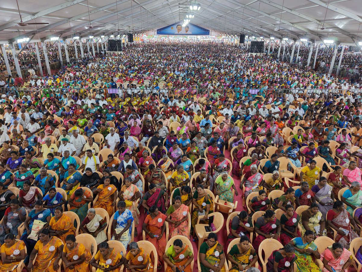 கரூரில் நடைபெற்ற அரசு நலத்திட்ட உதவிகள் வழங்கும் விழாவில், 18,332 பொதுமக்களுக்கு ரூ.163 கோடி மதிப்பிலான நலத்திட்ட உதவிகளை இன்று வழங்கினோம்.

13,124 பொதுமக்களுக்கு பட்டா - கலைஞர் கனவு இல்லம் திட்டத்தின் கீழ் வீடு கட்டிக் கொள்வதற்கான ஆணைகள் - மகளிர் சுய உதவிக்குழுக்களுக்கு