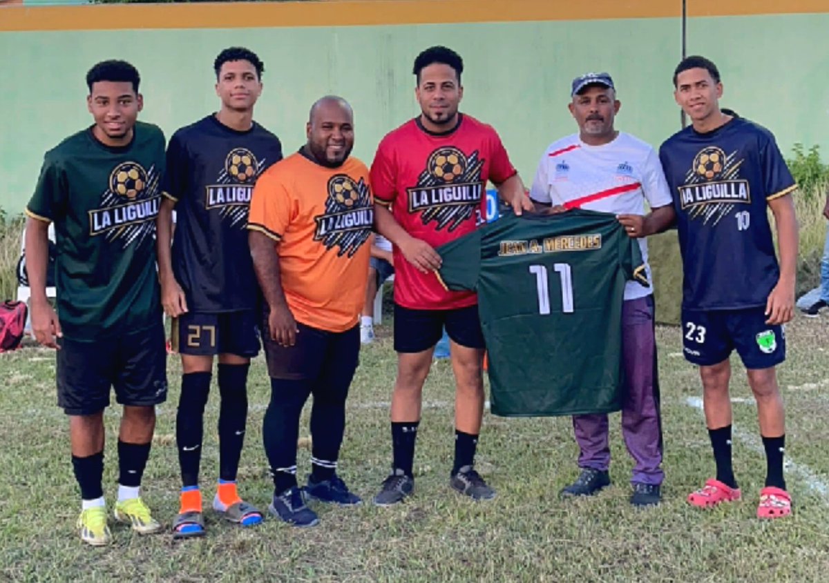 afeyjmr's tweet photo. La Asociacion de futbol de El Seibo inaugura la 3era edición de la Liguilla. Un grupo de Jóvenes profesionales futbolistas todos tienen 3 años sin interrupción este importante evento. Esta versión fue dedicada al reconocido dirigente del fútbol Jean Anubi Mercedes Perez. https://t.co/foxBD80Grt
