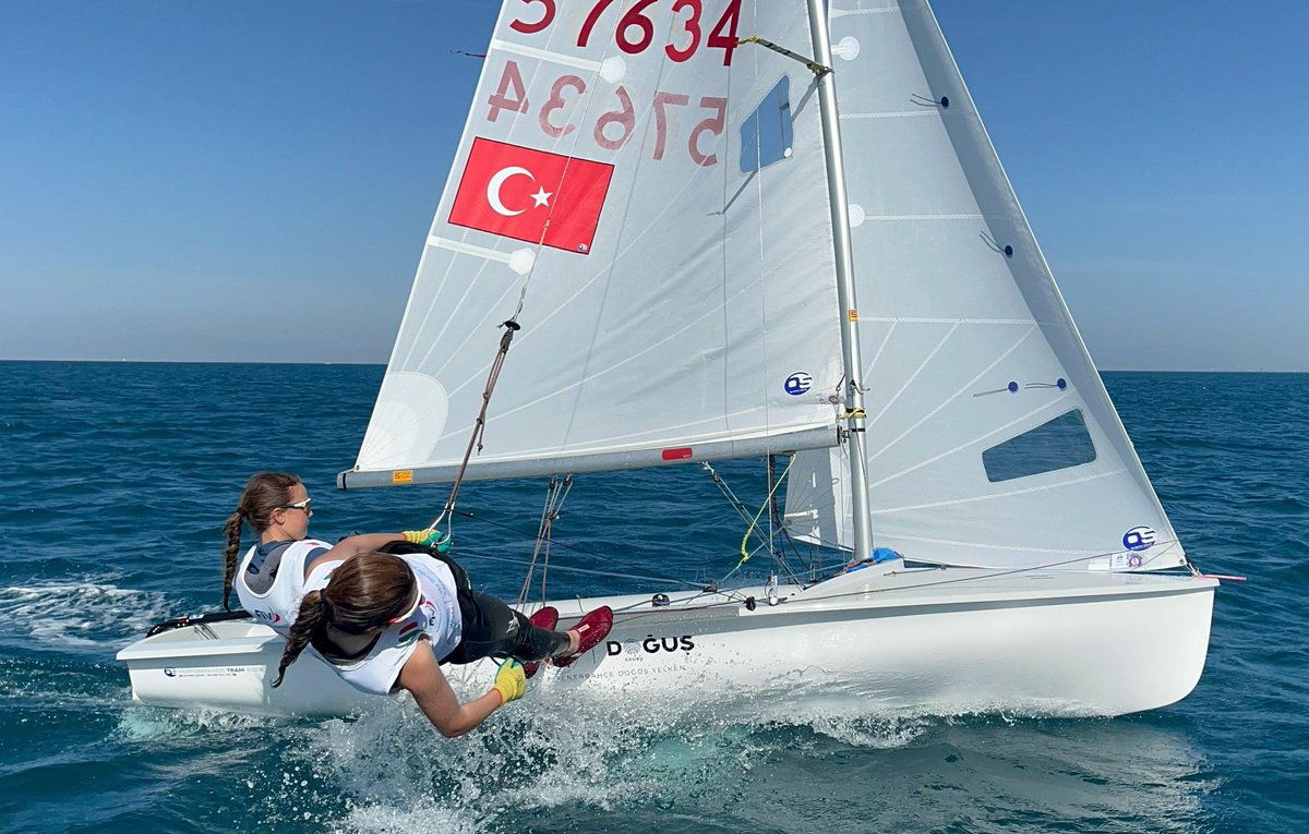 Zeynep Ela Köy ve Zeynep Çaçur Dünya Üçüncüsü⛵️ 

İzmir’de 1-9 Temmuz tarihlerinde gerçekleşen Yelken 420 Dünya Şampiyonası’nda milli yelkencilerimiz Zeynep Ela Köy ve Zeynep Çaçur çifti, kadınlar kategorisinde Dünya üçüncüsü oldu👏🇹🇷