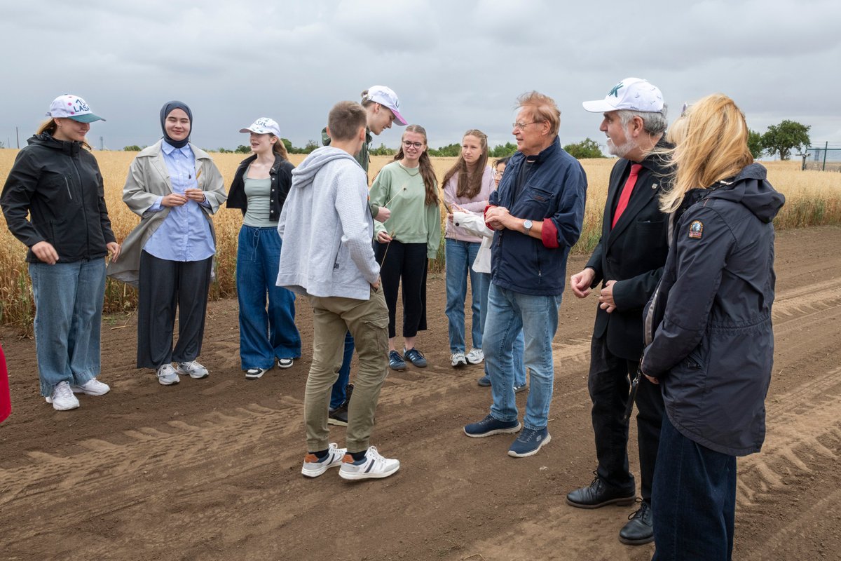 MWU Sachsen-Anhalt (@mwu_lsa) on Twitter photo Bei der 10. Landesschülerakademie der <a href="/HSAnhalt/">Hochschule Anhalt</a> auf dem Campus in #Bernburg hat sich Minister <a href="/WillingmannA/">Armin Willingmann</a> mit den jungen Teilnehmerinnen und Teilnehmern bei einer Feldrundfahrt mit Traktor über vielfältige Themen in den Bereichen Wissenschaft, Klimaschutz & Umwelt ausgetauscht. Bei der 10. Landesschülerakademie der <a href="/HSAnhalt/">Hochschule Anhalt</a> auf dem Campus in #Bernburg hat sich Minister <a href="/WillingmannA/">Armin Willingmann</a> mit den jungen Teilnehmerinnen und Teilnehmern bei einer Feldrundfahrt mit Traktor über vielfältige Themen in den Bereichen Wissenschaft, Klimaschutz & Umwelt ausgetauscht.