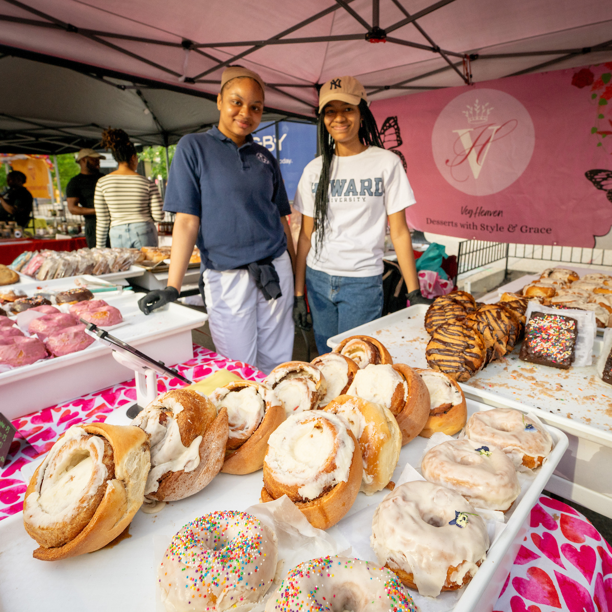 NoMaBID's tweet image. 🥒 In a pickle about what to stock up on this week at the NoMa Farmers Market? We've got you covered, from fermented veggies to vegan treats, plus plenty of fram-stand, fresh produce and more! Swing by every Thursday from 4–8 PM on Third Street NE.