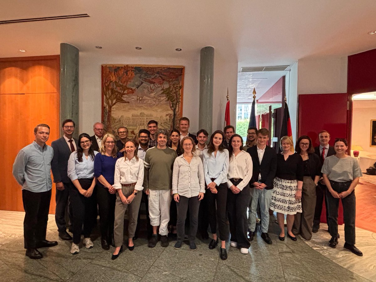 #DAGoesBerlin 🇦🇹 🤝🇩🇪 Alumni der <a href="/DA_vienna/">Diplomatische Akademie Wien</a> trafen sich in der <a href="/AustriainDE/">Österreichische Botschaft Berlin</a> zum Netzwerken &amp; Wiedersehen! Mit dabei: das Berliner Chapter #ClubDE rund um Leonie Wolf &amp; Johanna, Adrian &amp; Benedikt vom #TeamÖsterreichBerlin - ein Abend voller Austausch, Einblicke &amp; #DACommunity!