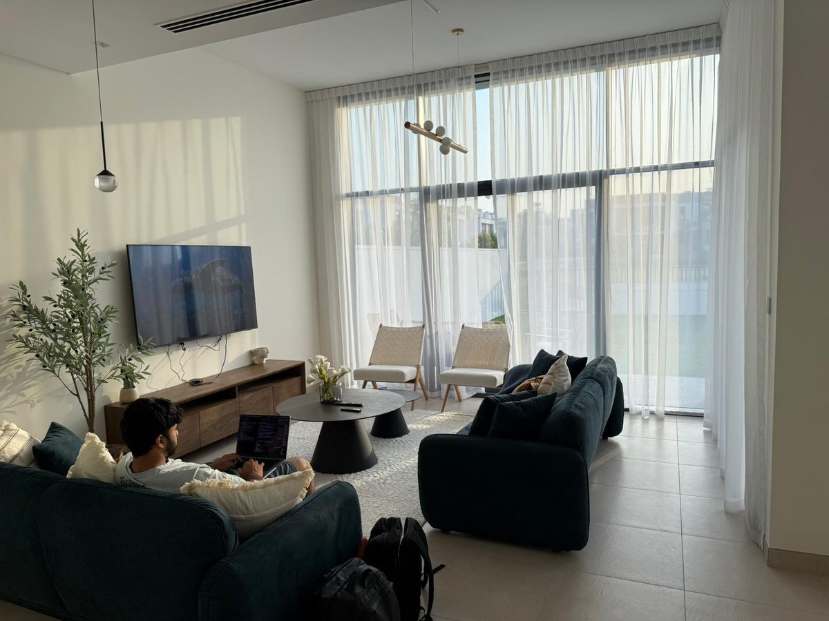 72 hour hack in Dubai. We got a villa and great wifi, if you're cracked or building something great DM me. 

If you know anyone tell them to come too.