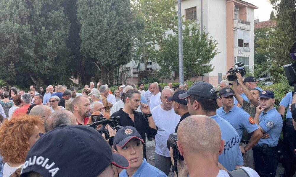 Šokiran i zabrinut sam zbog brutalnog gušenja protesta u Podgorici🇲🇪. Građani imaju pravo na slobodu izražavanja i okupljanja. Upotreba sile i otrovnih gasova nad miroljubljivim demonstrantima, opozicijom i civilnim sektorom je nedopustiva za zemlju koja teži članstvu u EU.
📸CdM
