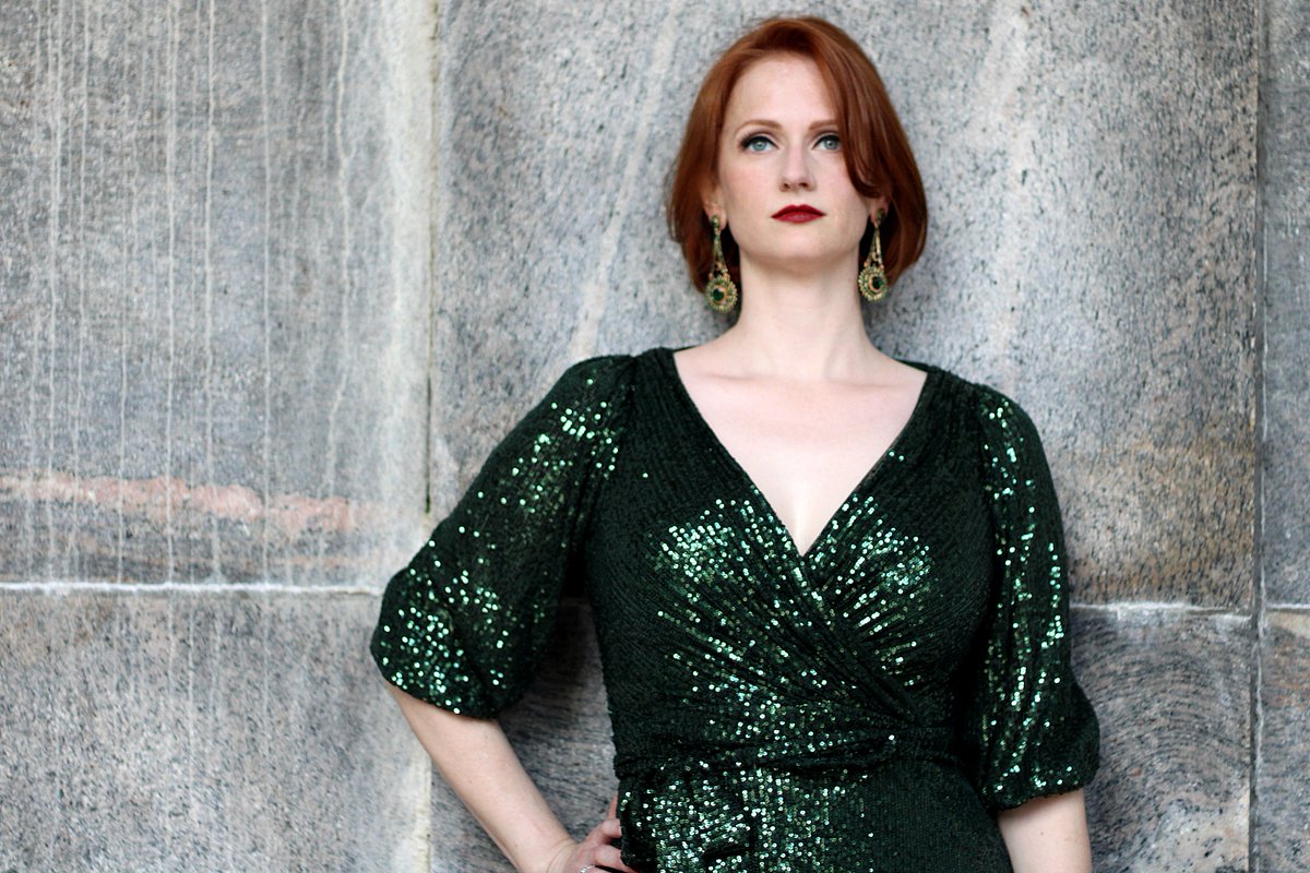 TheOperaGeek's tweet image. A few more photos from my lovely publicity/family photoshoot with the wonderful Angela Deldin!

PJ's mom and mine have been asking us for photos for about a decade, plus i DID chop so much of my hair off, so I figured...may as well do them both at once. 😂

#Publicity #SingerLife