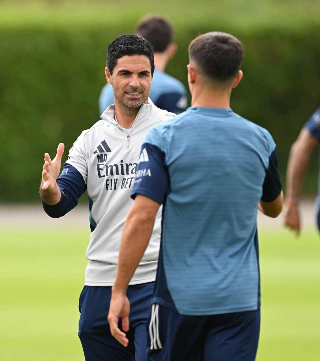 afcstuff's tweet photo. Mikel Arteta greets Martin Zubimendi in Arsenal training today. 👋 https://t.co/3NFN8TEu1l